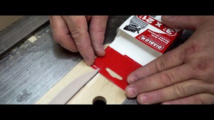 Il nous prouve que le papier est capable de couper du bois en vidéo