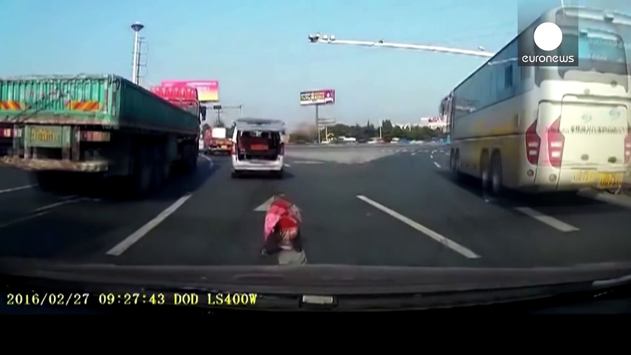 Ce Gamin De 2 Ans Tombe En Pleine Circulation De L’arrière De La Voiture !