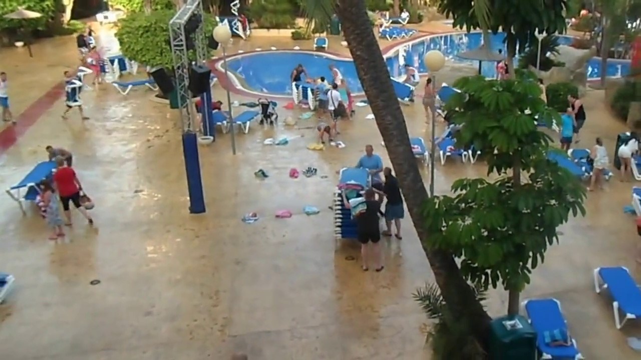 Des touristes anglais pret à tout pour avoir la meilleure place au bord de la piscine