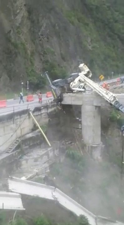 Une grue sur un chantier chute sur 2 ouvriers plutot chanceux!