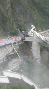 Une grue sur un chantier chute sur 2 ouvriers plutot chanceux!