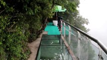 Cette passerelle en verre de 1403m d'altitude, est la plus vertigineuse qui soit