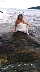 موجة عملاقة تنتزع فرحة فتاة حاولت استعراض أنوثتها على الشاطيء