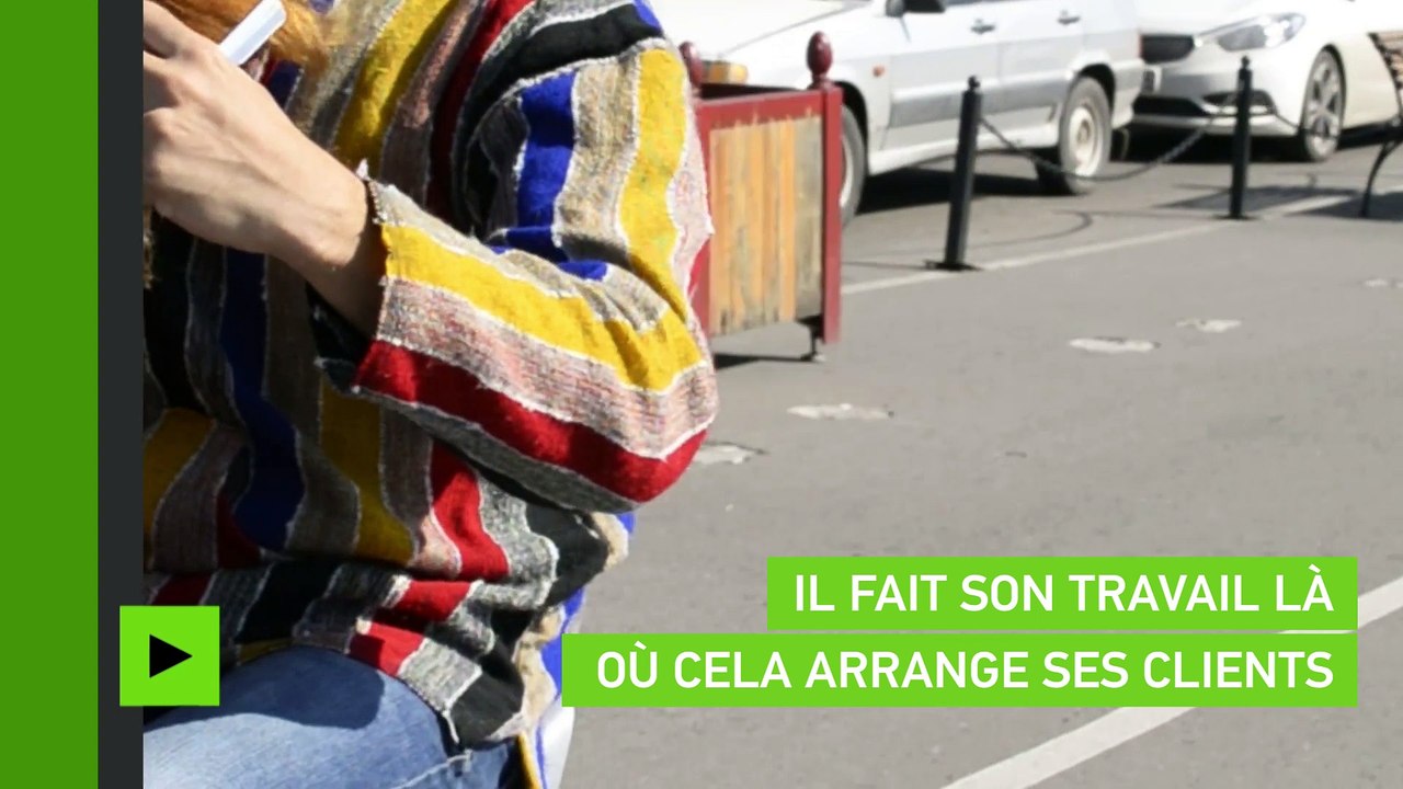 Rencontrez le coiffeur de l’extrême qui travaille même sur une moto