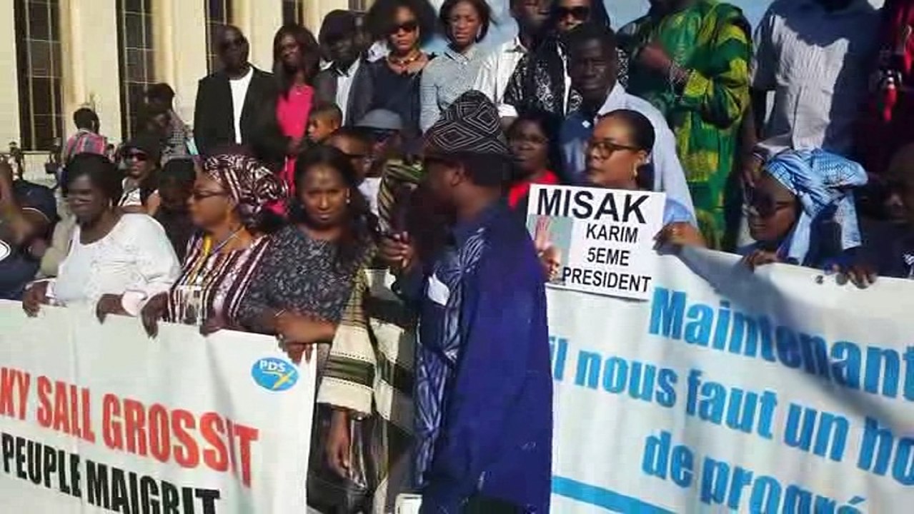 Manifestation PDS Karismites à paris pour fustiger la"mollesse"du PDS local et le pouvoir de macky sall