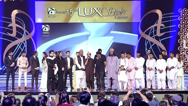 Son pays tearful tribute to Amjad Sabri in 15th Lux Style Awards 2016