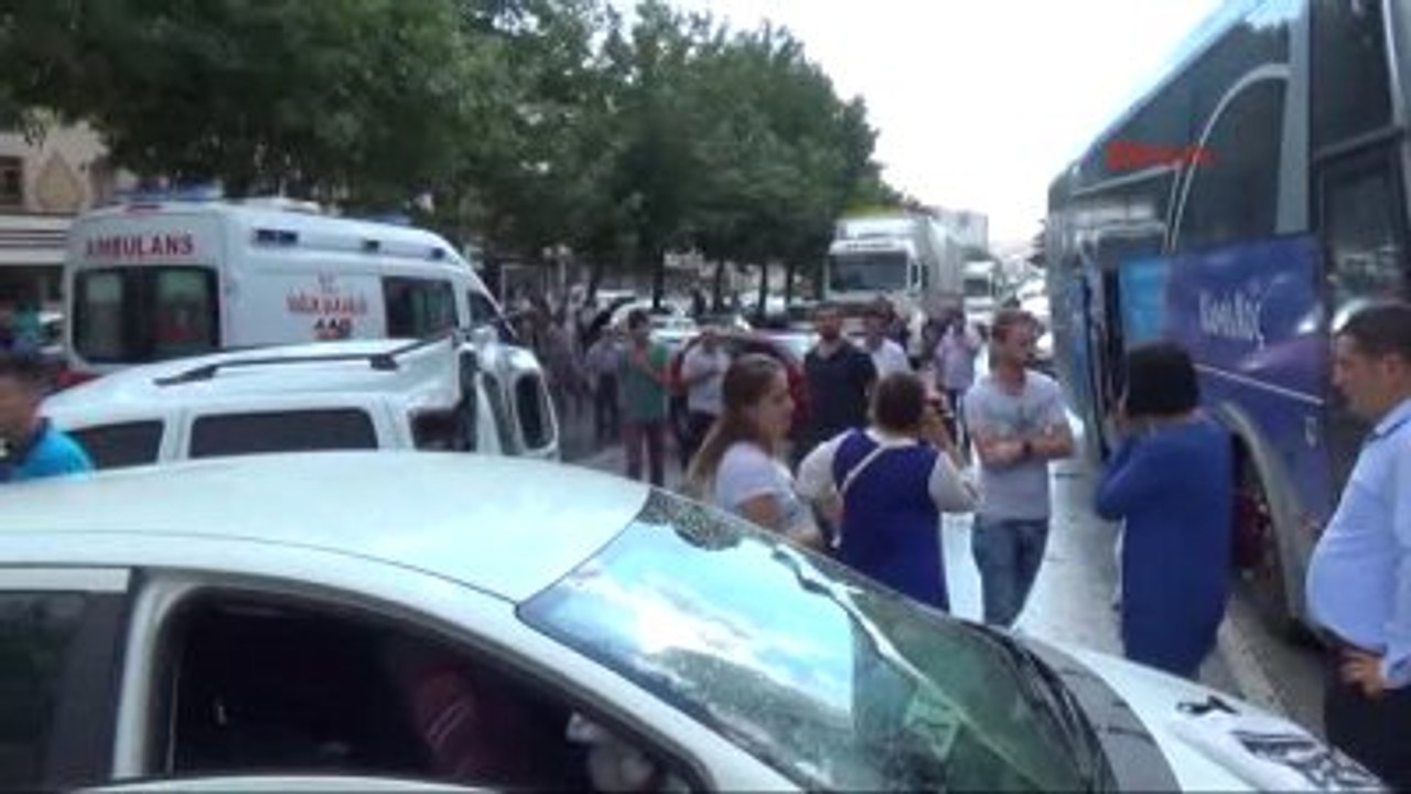 Yozgat Yolcu Otobüs, Kavşakta Bekleyen Otomobillere Çarptı: 7 Yaralı