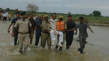 Hindistan'da Eyalet Lideri Ayakları Islanmasın Diye Kucakta Taşındı!
