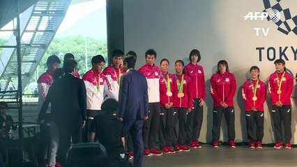 Premiê japonês cumprimenta seus atletas