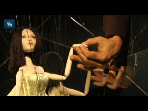 Fause Haten troca modelos por marionetes