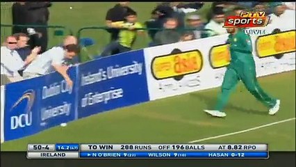 Скачать видео: See What Shoaib Malik Did When a Fan Was Taking Ball During a Live Match