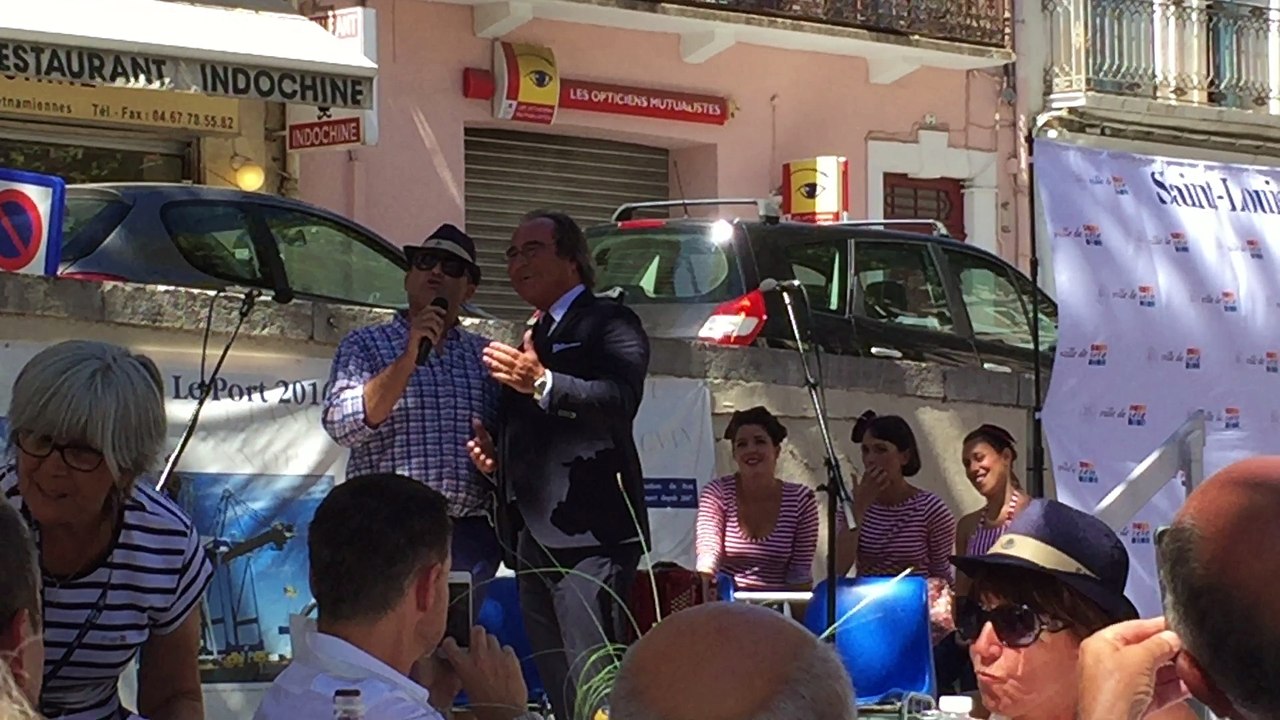 Le maire de Sète François Commeinhes, en mode chanteur, avant le tournoi