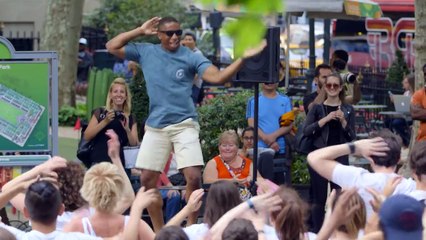 100 danseurs reproduisent la chorégraphie des passants dans la rue !