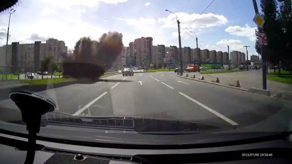 En Russie une canalisation explose près d'une route.