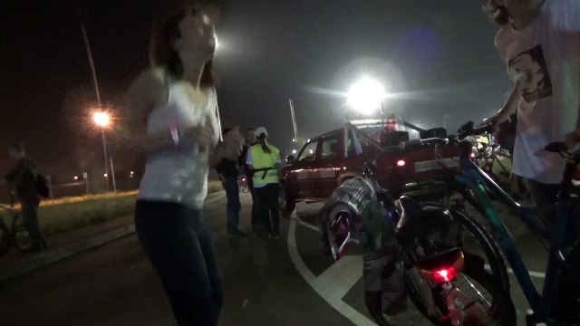 Танцы девушки перед поездкой из Аэропорта Жуковского обратно