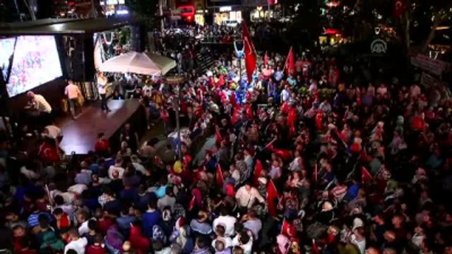 Trabzonspor Kulübü Başkanı Usta, Teknik Heyet ve Futbolcular Demokrasi Nöbetine Katıldı