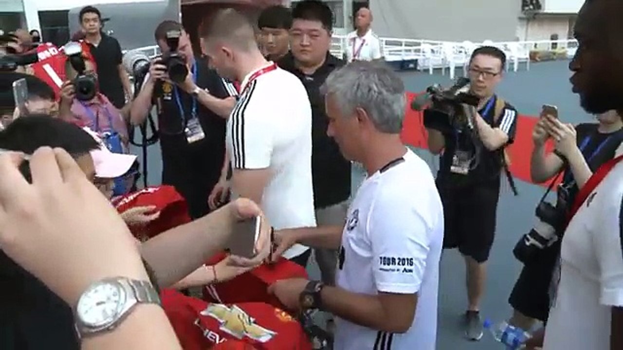 Mourinho refuses to sign Chelsea shirt