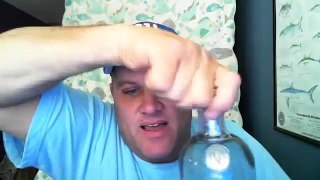 הזוי: בחור שותה בקבוק וודקה ״אבסולוט״ ב-15 שניות
