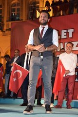 Ünlülerden İzmir'deki Demokrasi Nöbeti'ne Büyük Destek