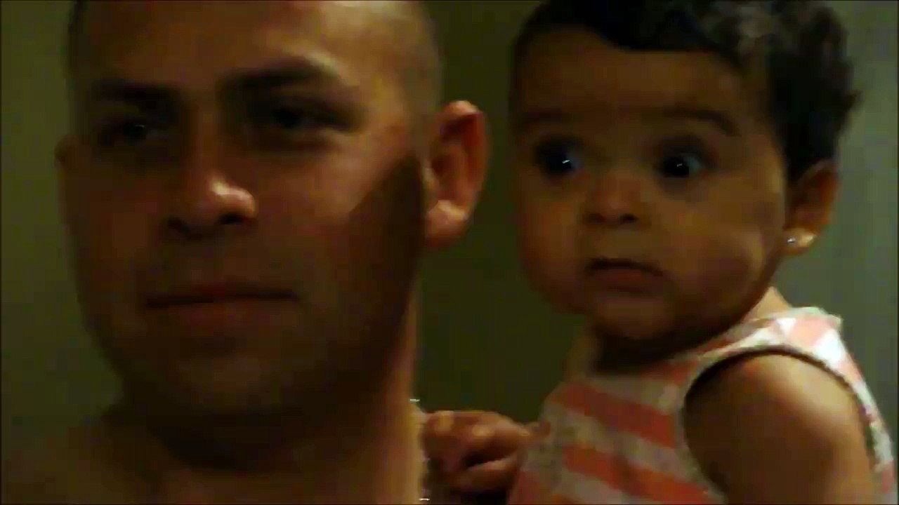 Papa et bébé s'amusent à faire des grimaces... Adorable le gamin