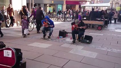 Reprise de Bohemian Rhapsody à 2 guitares dans la rue en angleterre