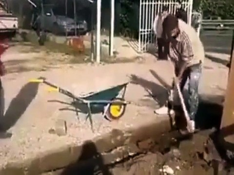 Des ouvriers qui n'ont pas inventé l'eau chaude... Idiots!!!!