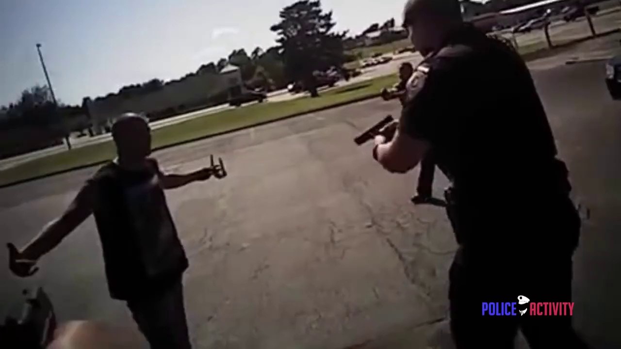 Placage violent sur un voleur : Policier en mode football américain