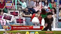 Girl Fell Down in a LIVE Show Jeeto Pakistan then see What Happened