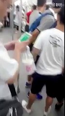 Parce qu’il portait des pairs de basket Nike, il s’est fait renier