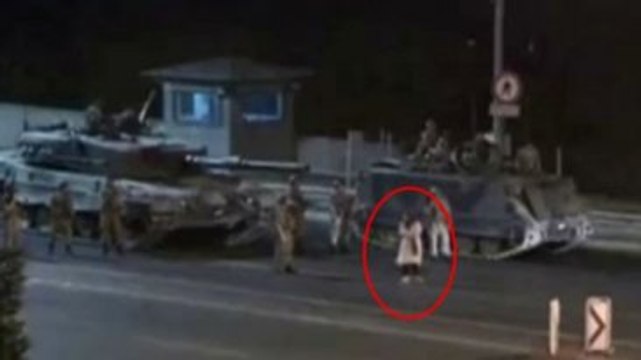 Boğaziçi Köprüsü'nde Tank ve Askerlere Tek Başına Meydan Okuyan Kadın Konuştu