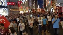 Taraftar grupları FETÖ'nün darbe girişimini protesto etti