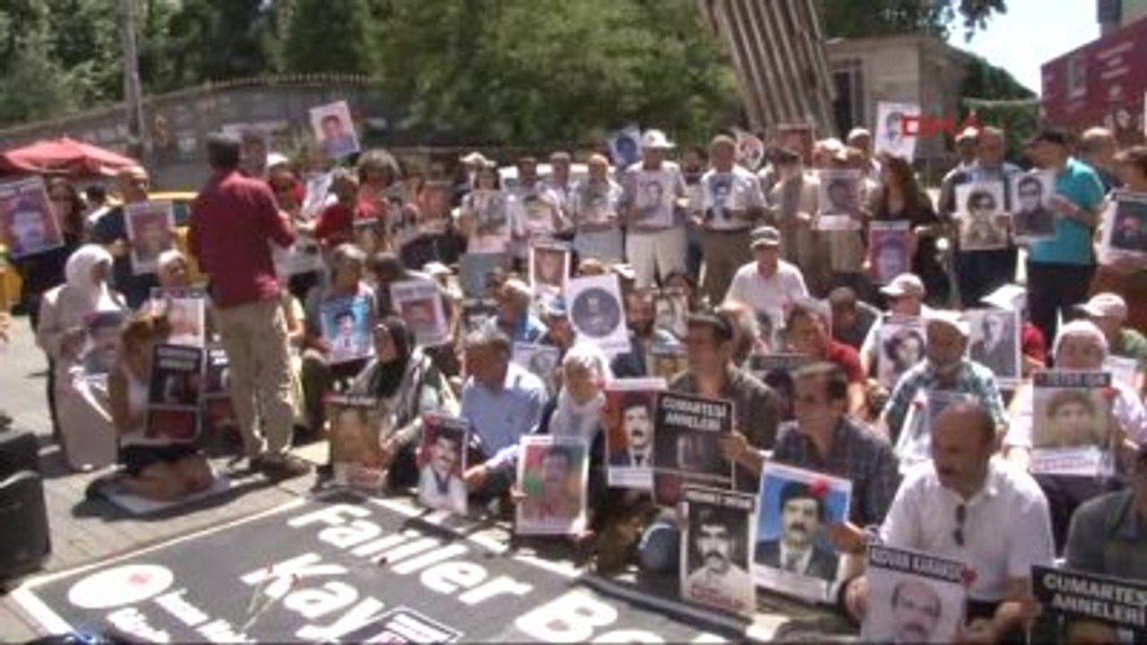 Galatasaray Meydanı'ndaki Oturma Eyleminde " Barış" ve 'Demokrasi' İstekleri Dile Getirildi