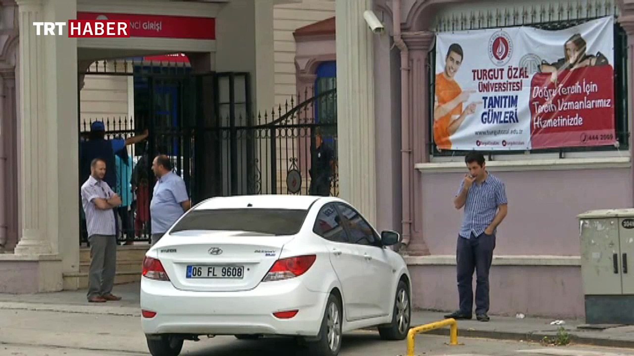 Polis ekiplerinin Turgut Özal Üniversitesi önünde bekleyişi