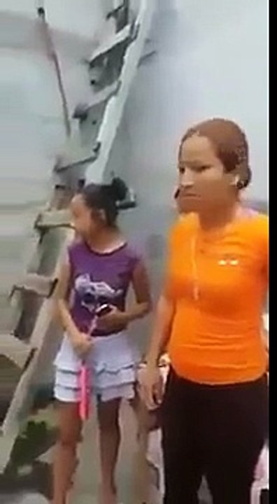 VIDEO: Este policía quiso ser un héroe, pero la puerta lo derribó