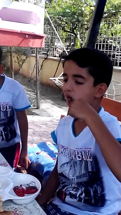 ZİLEDE KUZENLERLE KAHVALTI YARIŞI
