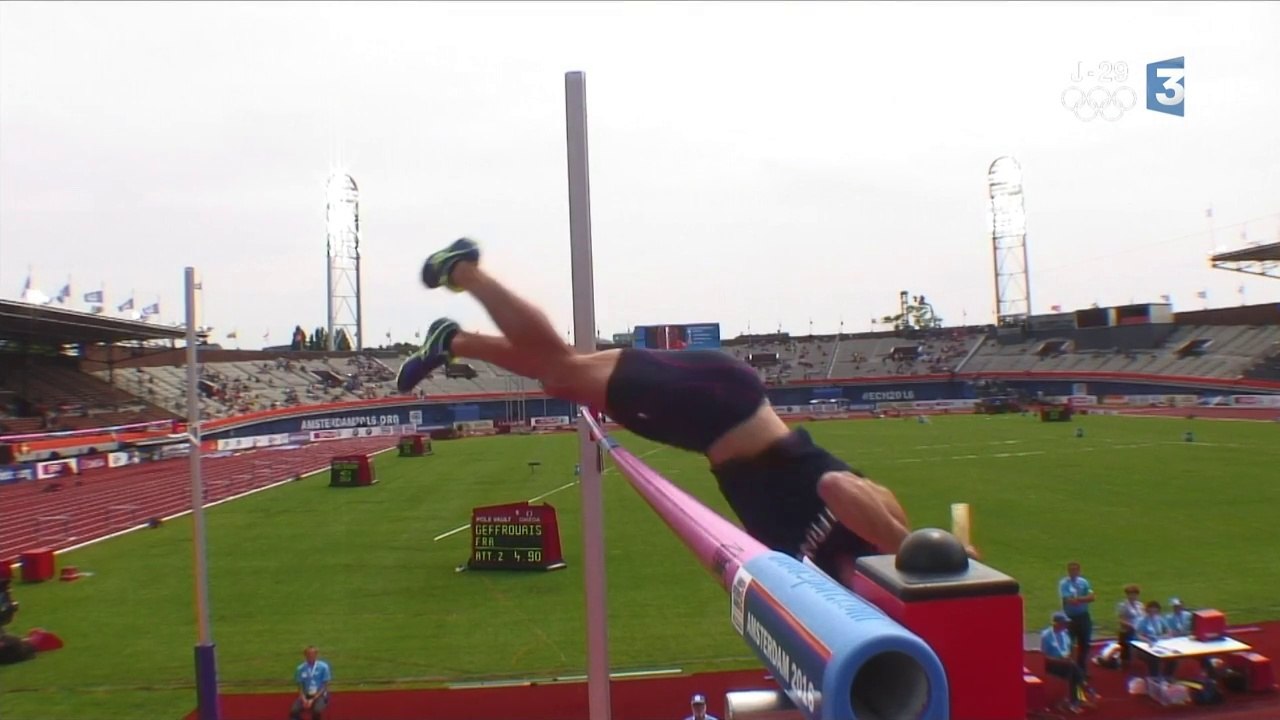 Début de la 2nde journée du décathlon (110m haies, disque et perche) - ChE 2016 athlé (Geffrouais, Barras)