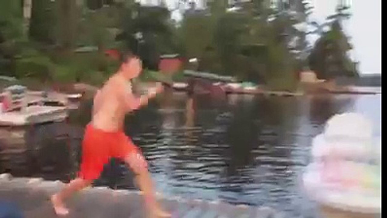 Compilation de chute en tous genres dans l'eau. Plouf !