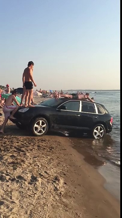 BAHATA OMLADINA RUSIJE: NATERALI NOVOG PORSHE-a do mora, pa ga koristilio ko tobogan!
