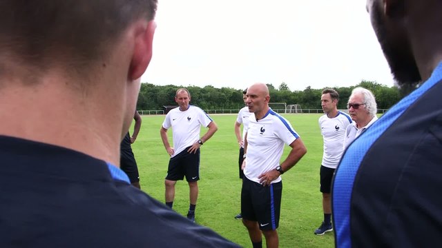 Foot - Euro - U19 - Bleus : La causerie de Batelli avant la finale