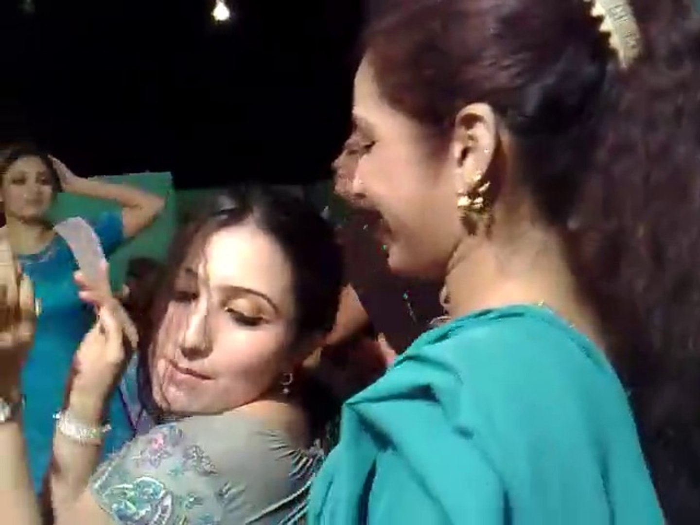 Heera Ki Sex Videos - Heera Mandi Full Hot Dance In Home Party - video Dailymotion