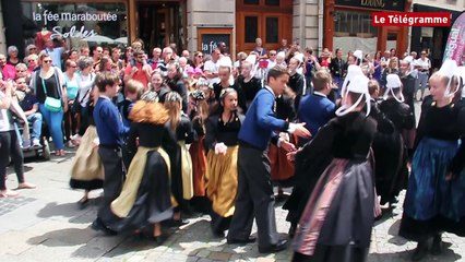 Festival de Cornouaille.  Le défilé des enfants