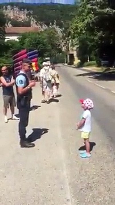 Un petit garçon chante La Marseillaise face à un Gendarme