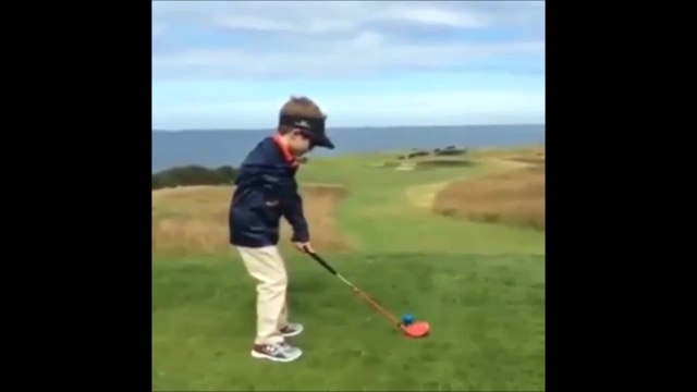 Cet enfant n'a qu'un seul bras mais joue au golf comme un pro