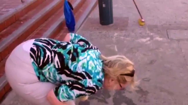 Elle a peur des microbes et essaie de boire sans toucher le goulot! ahahah