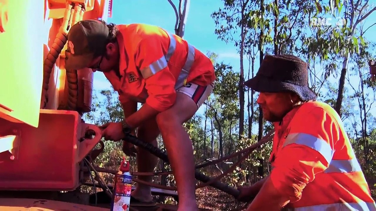 [ Autres rediffusions - RMC Découverte ] Les routes de l'enfer - Australie : kangourous = danger !