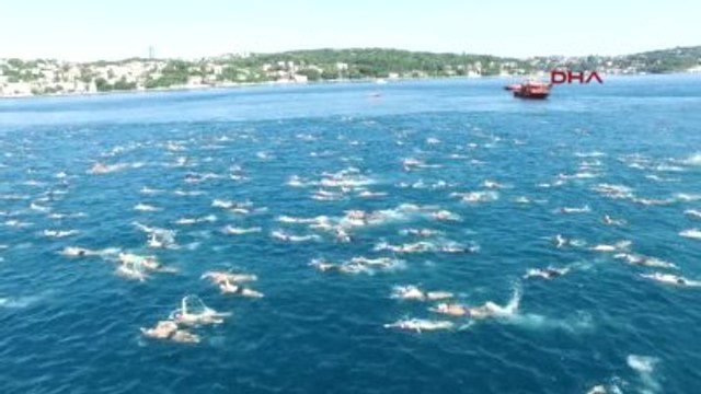 Yüzücüler İstanbul Boğazı'nda Kıyasıya Yarıştı