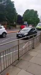 Un moniteur d'auto-école roule sur un homme qui a tapé sur sa voiture et prend la fuite !