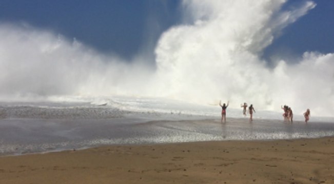 Hawaiian Beach Gets Slammed With Huge Waves