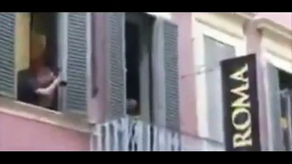 Nainggolan piège Totti lors de la présentation du maillot de l’AS Roma