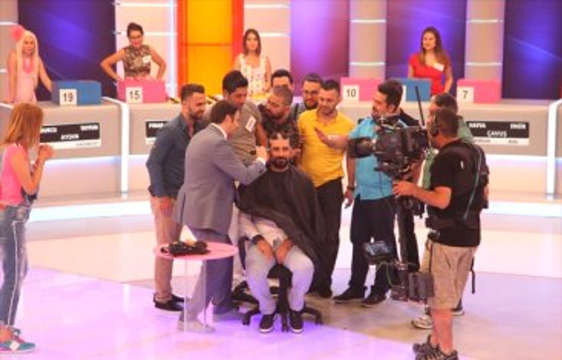 İlker Ayrık Yarışmacının Saçını Kesti